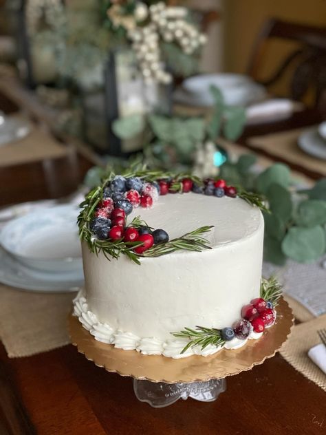 Birthday Cake Christmas, Minimalist Christmas Cakes, Orange Cranberry Cake, December Cake, Winter Cake Ideas Birthday, Christmas Birthday Cakes For Women, First Birthday Christmas Cake, Minimalist Christmas Cake, Christmas Red Velvet Cake Decorations