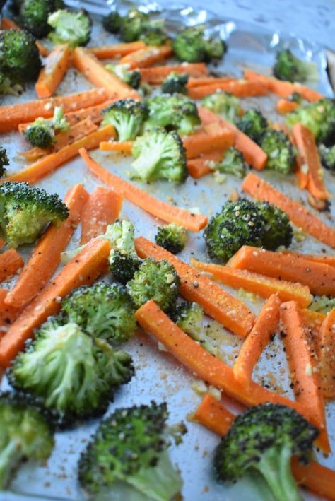 Carrots Recipes, Balsamic Carrots, Roasted Broccoli And Carrots, Broccoli And Carrots, Carrots Broccoli, Garlic Roasted Broccoli, Perfect Baked Potato, Easy Meal Ideas, Cooked Carrots