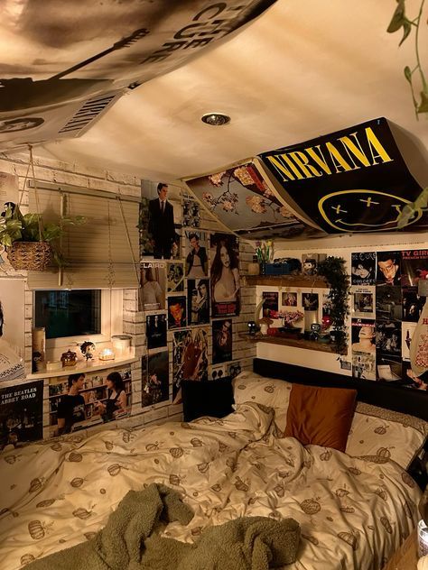 Grunge Style Room Bedroom Ideas, Tiktok 2020 Room Aesthetic, Room Ideas 90s Aesthetic, Cool Room Astetics, Room Idea Grunge, Poster Setup Ideas, Room With A Lot Of Posters, Grunge Bed Ideas, Streetwear Aesthetic Room