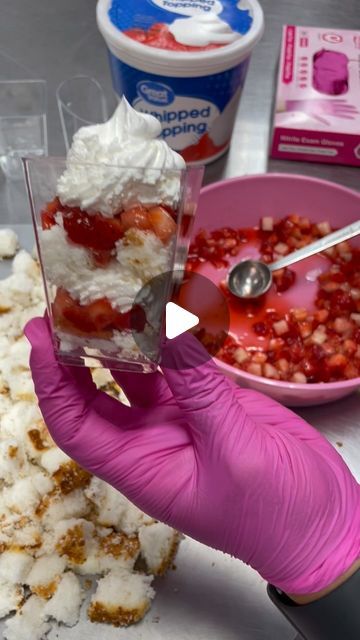 Sweet Tooth Candy Inc. on Instagram: "Message us to get tutorial on how to make this strawberry shortcake in a cup + a link on where to get these beautiful cups, set of 150 pieces - 2 style cups + mini spoons! 🍰  Or if you don’t want to make it and want to order some with us we got you on that too! These are great dessert to sit in a table and easy for your guests to enjoy 🍰  #strawberryshortcake #shortcakecup #dessertcups #dessertcup #bakingtutorial #treatmaking #desserttable #desserts #dessertcatering #strawberrys" Strawberry Shortcake Trifle Recipe, Strawberry Shortcake Cups Easy, Desserts In Cups Mini, Desserts In A Cup For Party, Dessert In Cups Ideas, Strawberry Shortcake In A Cup, Strawberry Shortcake Dessert Cups, Mini Strawberry Shortcake Cups, Dessert Cups Ideas Parties