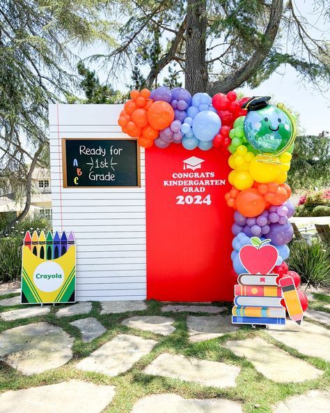 Congratulations to these 2024 Kindergarten Grads 🎉 This day will definitely be a core memory for them 🥺 My client hosted the dreamiest graduation party for these littles. If you are looking for a custom backdrop for your graduation party you are at the right place. Whether you want simple or grand your wish is our command 🪄 To get a quote, you can reach us in the following ways: - info@luxanballoons.com - www.luxanballoons.com - text @ 619-759-8185 Kindergarten Graduation Backdrop, Kids Graduation Party Ideas, Kindergarten Reception, Kindergarten Graduation Decorations, Kindergarten Graduation Ideas, Kindergarden Graduation, Kindergarten Party, Kindergarten Graduation Party, Kindergarten Photos