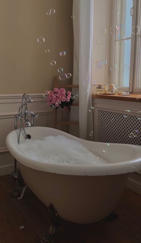 Bathtub With Bubbles, Bath Tub Aesthetic, Victorian Bathtub, Bubble Bath Aesthetic, Old Fashioned Bathtub, Bathtub Aesthetic, Claw Tubs, Bath Tube, Large Bathtub