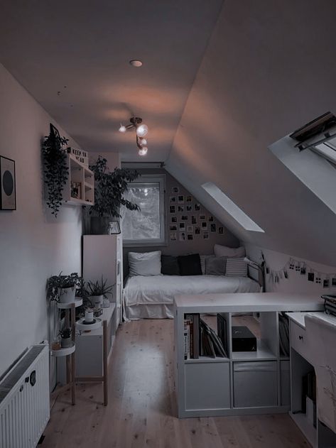 Room decoration Attic Room Closet Ideas, Slant Roof Room Ideas, Room Inspiration Bedroom Slanted Roof, Room With Sloped Ceiling Ideas, Roof Room Ideas Bedrooms, Triangle Attic Room, Attic Room Decoration Ideas, Room Decor Ideas Slanted Ceilings, Small Room Ideas Slanted Roof