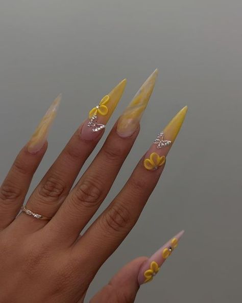 🤍𝐋𝐚𝐬 𝐕𝐞𝐠𝐚𝐬🤍NAILZVAL LLC on Instagram: "🤩 Before and after top coat Lowkey liking stiletto lately 😩💛" Yellow Stilleto Nail, Yellow Nails Stiletto, Stilleto Nail Idea, Yellow Stiletto Nails, Yellow Nails Acrylic, Simple Stiletto Nails, Nails Aesthetics, Acrylic Nails Stiletto, Stilleto Nails Designs