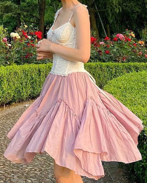 Fairy Aesthetic Outfit, Cottagecore Skirt, Fairy Skirt, Long Skirt Outfits, Fairy Clothes, Estilo Hippie, Flower Fairy, Pink Skirt, Clueless