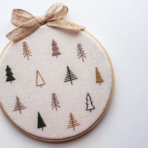 Hemline Embroidery, Diy Cross Stitch Ornaments, Embroidered Decoration, Diy Sew Christmas Ornaments, Hand Embroidery Christmas Designs, Embroidery Xmas, Embroidery Christmas Decorations, Embroidery Holiday, Hand Embroidery Wreath