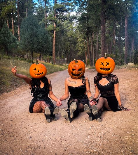 Pumpkin head photo shoot Sister Photoshoot Themes, Spooky Halloween Friend Photo Shoot, Cute Pumpkin Head Photoshoot, Pumpkin Head Pictures Friends, Bestie Pumpkin Head Photoshoot, Pumpkin Head Group Photoshoot, Sister Halloween Photo Shoot, 3 Best Friend Halloween Photoshoot, Witch Friend Photoshoot