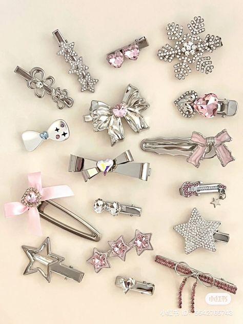 Hairclip Aesthetic, Euphoria Dress, Aesthetic Hair Clips, Coquette Accessories, 2000s Accessories, Y2k Accessories, Hair Accessories Collection, Hello Kit, Pink Bows