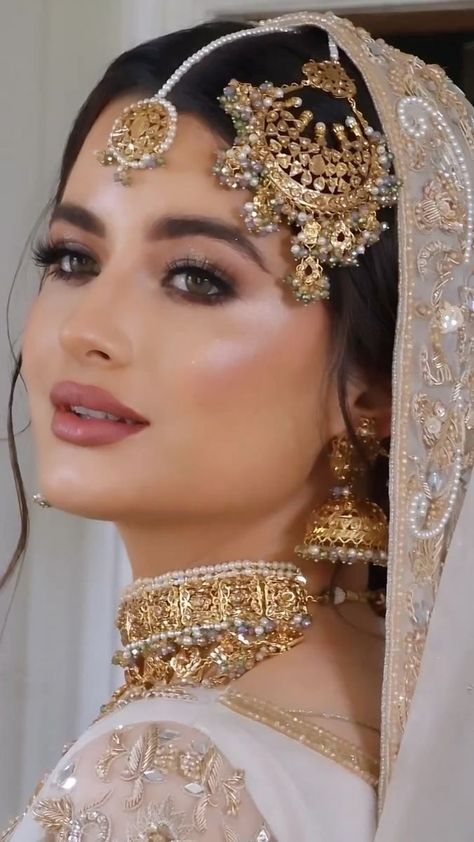 Pakistani Bridal Makeup Red, Nikkah Look, Pakistani Makeup Looks, Bangs Cut, Latest Bridal Makeup, Soft Bridal Makeup, Pakistani Makeup, Bridal Makeup Videos, Nikah Outfit