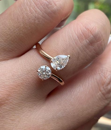 Diamond City, Zierlicher Ring, Round Cut Engagement Rings, Moissanite Wedding Rings, Yellow Gold Engagement Rings, Stone Engagement Rings, Ring Dainty, Unique Engagement, Moissanite Ring