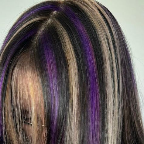 Hair Color With Purple Highlights, 90s Dyed Hair, Diy Hair Ideas, Purple Black And Blonde Hair, Chunky Highlights With Color, Black On Blonde Hair, Highlights Purple, Purple Blonde Black Hair, Long Two Tone Hair