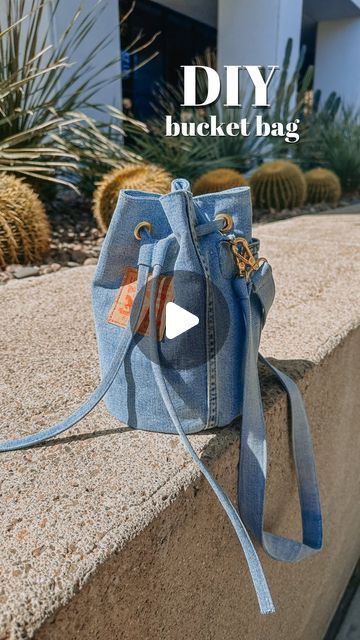 Denim Diy Bag, Handmade Jeans Bag, Jean Bag Diy, Diy Sac En Jean, Sewing Bags Patterns Free, Denim Purse Diy, Bags From Jeans, Free Purse Patterns, Diy Jean Purse