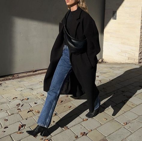 Long Black Coat Outfit, Dark Blue Jeans Outfit, Hm Jeans, Coat Outfit Ideas, Black Coat Outfit, Blue Jean Outfits, Belle Silhouette, Long Black Coat, Coat Outfit