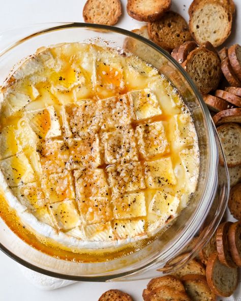 Baked brie in dish. Recipe Using Brie Cheese, Brie Recipes Easy, Baked Brie With Honey, Brie Cheese Appetizer, Baked Brie Honey, Honey Appetizers, Baked Brie Cheese, Brie Recipes Appetizers, Brie Cheese Recipes