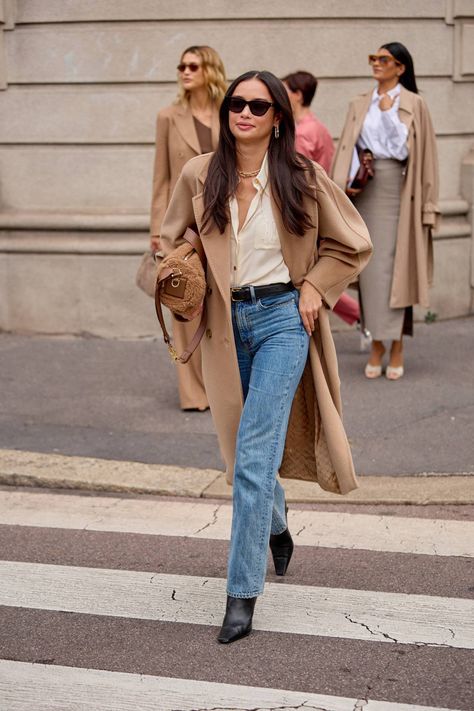 Camel Coat Outfit Winter Style, Rome Street Style, Milan Italy Fashion, Milan Outfits, Gold Outfits, Italian Fashion Street, Milan Fashion Week Street Style, Milan Street Style, New Street Style