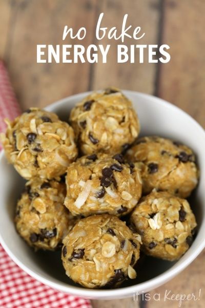 The no bake energy bites are an easy and healthy snack that kids love. Chocolate Chip Granola Bar Recipe, Peanut Butter Energy Balls Recipe, Peanut Butter Energy Balls, No Bake Energy, Peanut Butter Energy Bites, Energy Bites Recipes, No Bake Energy Bites, Chocolate Oatmeal Cookies, Energy Ball Recipe