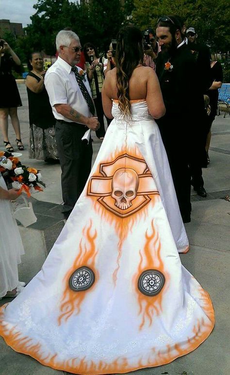 Cute Harley Wedding Gown Harley Wedding Ideas, Biker Wedding Ideas, Motorcycle Wedding Ideas, Biker Wedding Dress, Biker Wedding Theme, Harley Davidson Bedding, Gangster Wedding, November Wedding Dresses, Harley Wedding