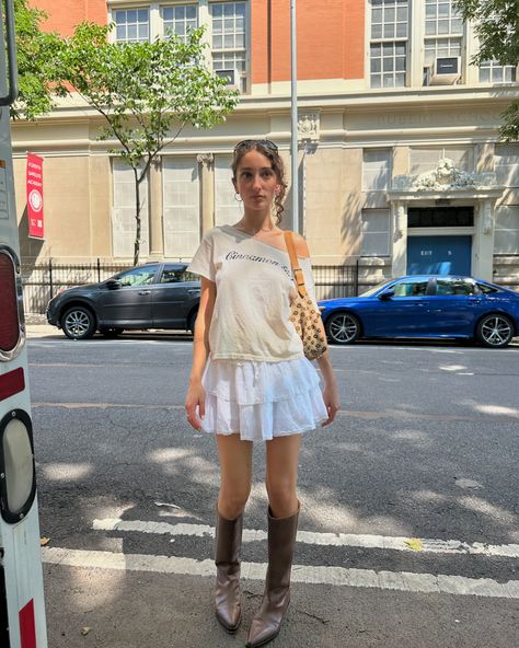 I love burrata with all my heart Tiered Mini Skirt Outfit, White Flowy Skirt Outfit, Ruffle Mini Skirt Outfit, White Mini Skirt Outfit, Tiered Skirt Outfit, Nil Sani, White Flowy Skirt, White Skirt Outfits, Short Skirts Outfits