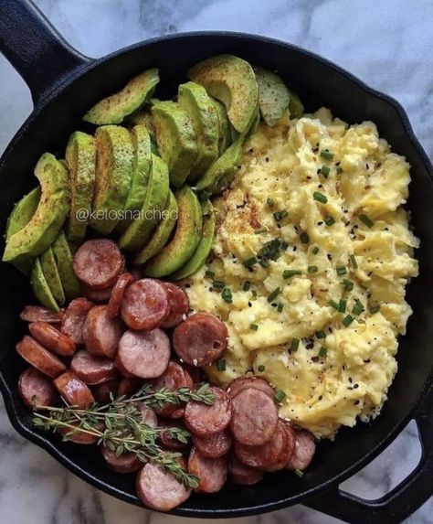 Healthy Food Dairy Free, Potato And Tuna Recipes, Wl Food, Egg Meals, Salsa Avocado, Crunchy Veggies, Mozzarella Balls, Plats Healthy, Breakfast Skillet