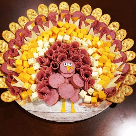 Turkey Charcuterie Board, Creative Thanksgiving Recipes, Turkey Charcuterie, Turkey Board, Thanksgiving Food Crafts, Thanksgiving Platter, Cheese Turkey, Meat And Cheese Tray, Thanksgiving Appetizers Easy