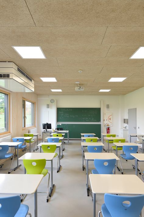 A new, modern, open-plan building frames this German secondary school. The interior design creates a welcoming atmosphere, consisting of wide hallways and wooden element. Troldtekt acoustic panels on walls and ceilings ensure a healthy indoor environment with superior acoustics. #goodacoustics #holzwolleplatten #träullsplattor #troldtekt School Building Design Interiors, Modern High School Classroom Design, Classroom High School Design, Primary School Classroom Design, Elementary School Classroom Design, Modern School Building Design, Modern Classroom High School, Modern School Interior, Modern School Design