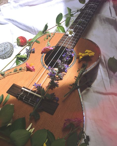 #ukulele #boho #flowers Gitar Vintage, Light Goth, Ukulele Photography, Summer Playlist, Guitar Photos, Guitar Obsession, Inspirational Songs, Nature Music, Ukulele Chords