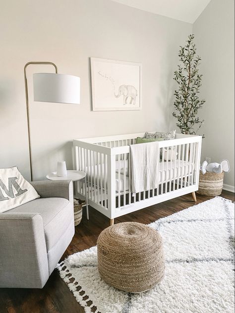 Neutral nursery. Bright and airy, gender neutral nursery. Baby boy nursery inspo. Cozy Baby Room, Baby Nursery Inspiration, Idee Babyshower, Baby Room Neutral, Baby Room Themes, Baby Boy Room Decor, Nursery Room Design, Girl Nursery Room, Baby Room Inspiration