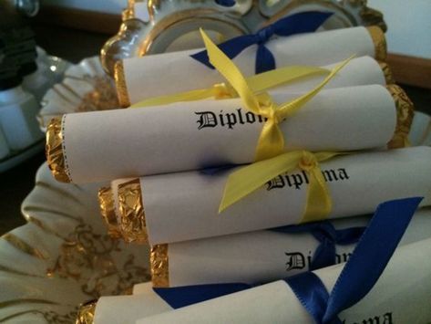 High School Graduation Party Favor Ideas, Diy Graduation Favors, Graduation Favor Ideas, Graduation Party Favors Diy, Graduation Party Favor Ideas, Graduation Favors For Guests, Grad Favors, High School Graduation Party Favors, Grade School Graduation