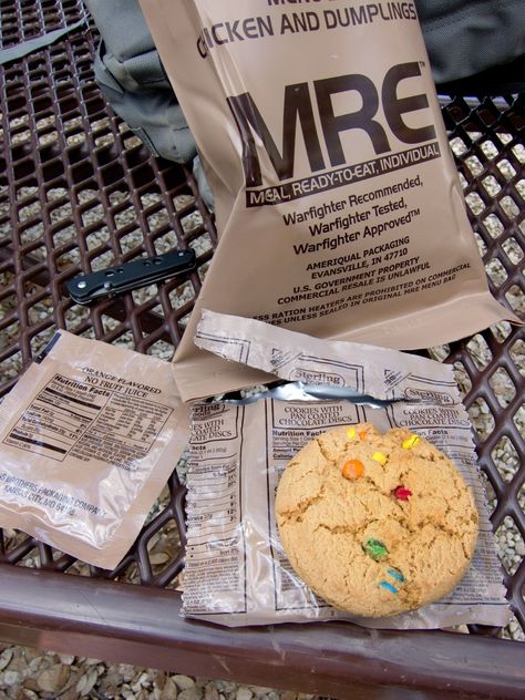 Military Food In The Camp, Mres Food, Army Food, Mre Food, Soldier Man, Meal Kits Diy, Army Photography, Military Food, Meal Ready To Eat