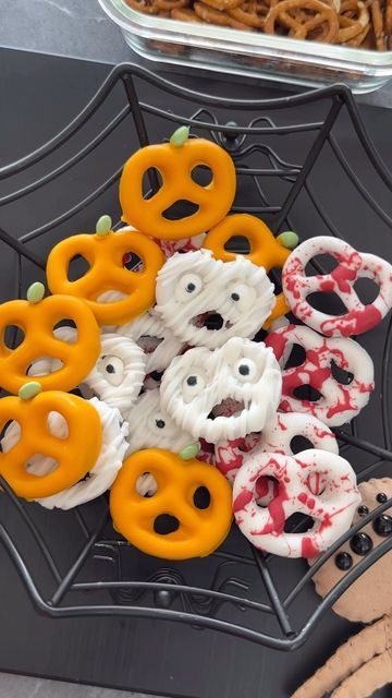 Haloween Snacks, Halloween Snacks Diy, Halloween Pretzels Treats, October Treats, Childrens Party Food, Fun Halloween Snacks, Halloween Sleepover, Diy Halloween Food, Halloween Pretzels