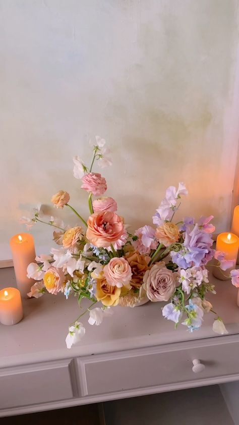 I’m dreaming and dreaming and dreaming of the return of spring 🤍 so many colors and wonderful things .. may your flowers (or whatever it… | Instagram Floral Arrangements Whimsical, Colorful Floral Wedding Centerpieces, Pastel Floral Centerpiece Wedding, Pastel Spring Flowers, Pastel Colour Wedding Decoration, Pastel Spring Wedding Flowers, Wedding Color Flowers, Spring Floral Centerpieces, Ombre Wedding Flowers