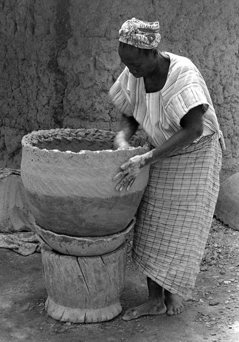 Large Terracotta Planters, African Pottery, Ceramic Techniques, Ceramic Pots, African History, Classroom Resources, Ceramic Vessel, Pottery Studio, Incredible India