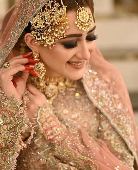 Makeup With Peach Dress, Actress Bridal Look, Peach Colour Dress, Bridal Dress Ideas, Momina Iqbal, Peach Color Dress, Pakistani Bridal Dress, Dress Pakistani, Bride Photos Poses