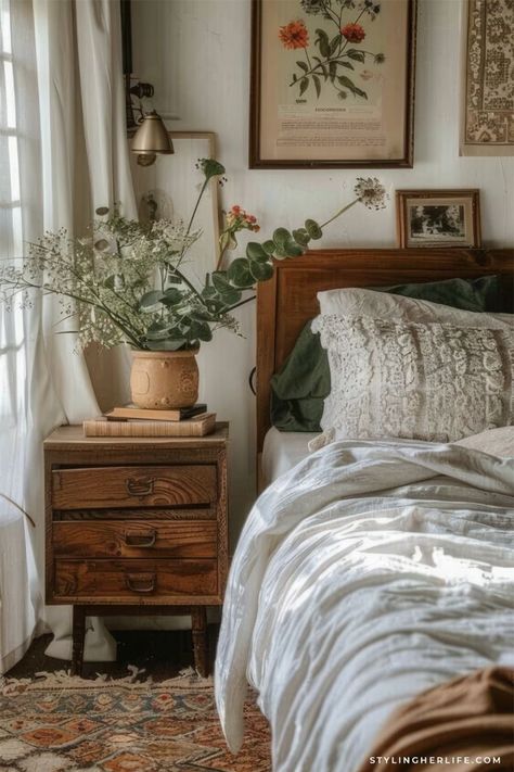 Vintage Charm Home Decor, Clean Vintage Bedroom, Vintage Cozy Home, Modern Vintage Decor Bedroom, Bedroom Vintage Aesthetic, Vintage Dresser Decor, Cozy Vintage Home, Vintage Home Aesthetic, Vintage Aesthetic Home