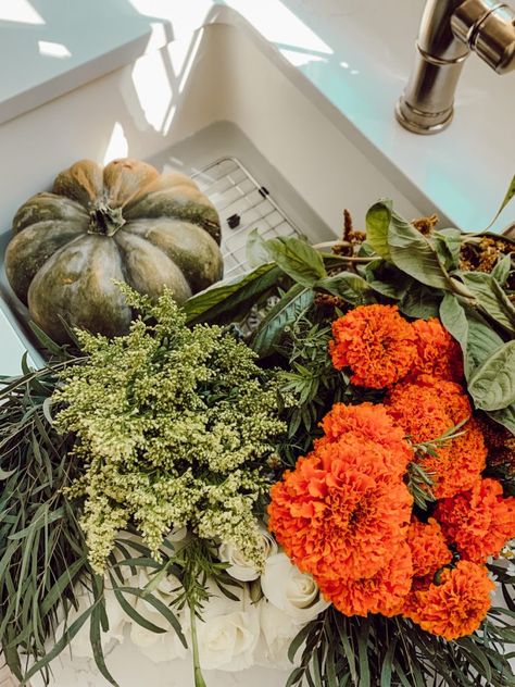 Pumpkin Centerpieces With Flowers, Small Pumpkin Flower Arrangements, Small Fall Floral Arrangements Diy, Pumpkins With Flowers In Them, Pumpkin Decorating Flowers, Pumpkin Arrangements Floral Centerpieces, Diy Fall Centerpiece, Pumpkin Floral Arrangements Diy, Fall Floral Arrangement Ideas