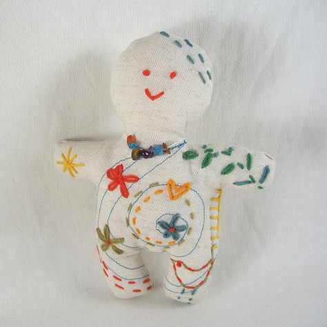 Good luck doll with embroidery Embroidery Doll, Cute Sewing Projects, Bead Sewing, Spirit Dolls, Small Sewing Projects, Toy Craft, Knitted Dolls, Crafty Craft, Plush Dolls