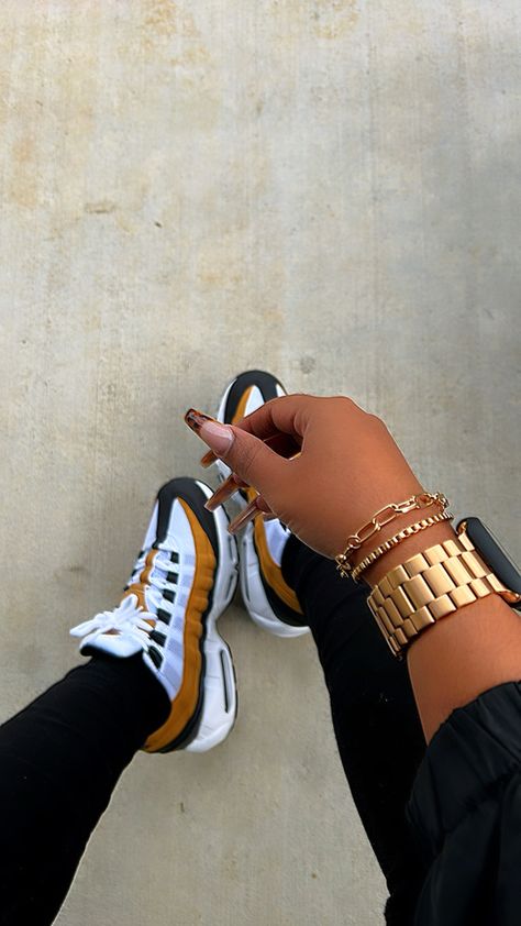 Air Max Outfit Black Women, Aesthetic Air Max Shoes, Nails And Sneakers Aesthetic, Sneaker Head Woman, Air Max 1 Outfit Woman, Air Max Aesthetic, Women’s Air Max Outfit, 9060 New Balance Outfit Black Women, Air Max 95 Women Outfit