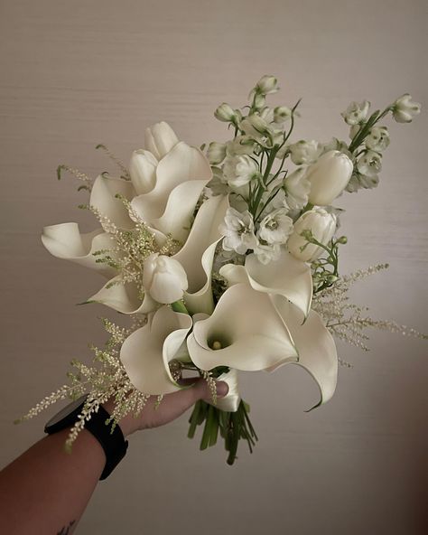 White Calla Lily Bouquet, Lily Bridal Bouquet, Elegant Wedding Bouquets, Simple Wedding Bouquets, Wedding Sign Decor, Tulip Wedding, Calla Lily Bouquet, Modern Wedding Flowers, Bridal Bouquet Flowers