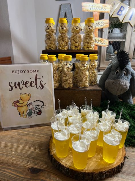 Bear Honey Bottle, Pooh Baby Shower Ideas, Winnie The Pooh First Birthday, Pooh First Birthday, Winnie The Pooh Decor, Bear Honey, Garlic Presses, Baby Shower Sweets, Baby Shower Souvenirs