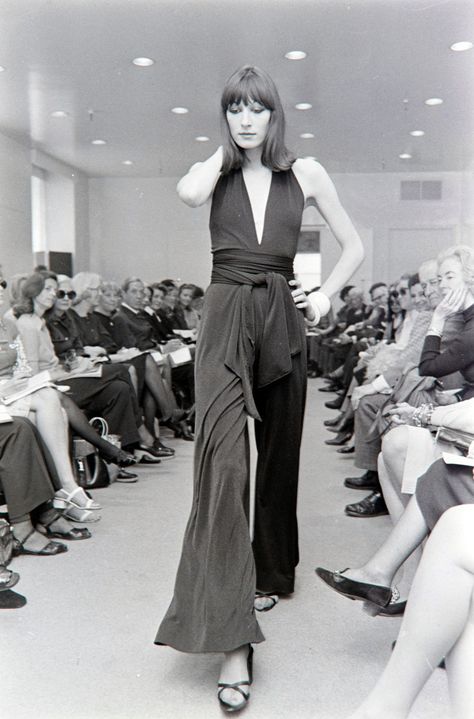 Angelica Houston, modeling for HALSTON - Fall 1972 Anjelica Huston Style, Anjelica Huston 70s, Halston 70s, Anjelica Houston, Angelica Houston, Halston Vintage, Halston Dress, Bianca Jagger, Anjelica Huston