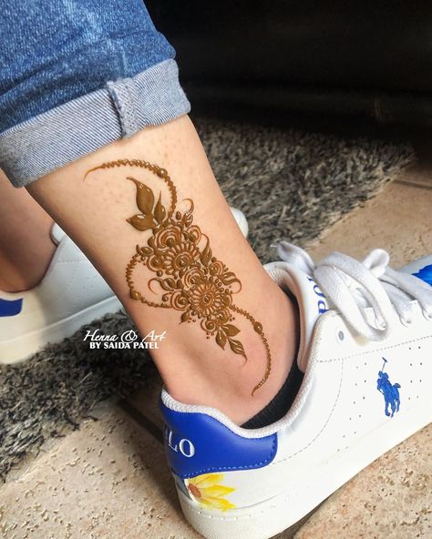 Henna Design On Foot, Henna Designs For Leg, Henna Feet Designs Simple, Henna On Foot, Henna Designs Foot, Henna Foot Designs, Henna Feet Designs, Feet Henna Designs, Foot Henna Designs