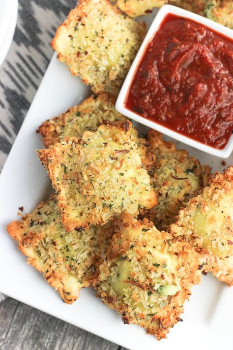 Entertaining & party appetizer recipe - This easy recipe for crispy and baked toasted ravioli will be a new appetizer favorite! Ravioli is coated in egg and an Italian-spiced panko breadcrumb mixture and baked for a crisp dish that’s made healthier! Serve with marinara sauce. Best Holiday Appetizers, Christmas Appetizers Easy, Ravioli Bake, Toasted Ravioli, Holiday Appetizers Recipes, Italian Spices, Italian Appetizers, Italian Christmas, Favorite Appetizers