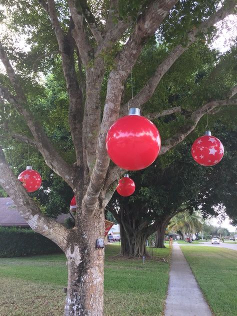 How to Make DIY Christmas Beach Ball Ornaments Easy Cheap Christmas Decorations, Diy Christmas Ball, Hallway Decoration, Giant Christmas Ornaments, Large Christmas Ornaments, Outside Christmas Decorations, Diy Christmas Lights, Christmas Decorations Cheap, Beach Balls