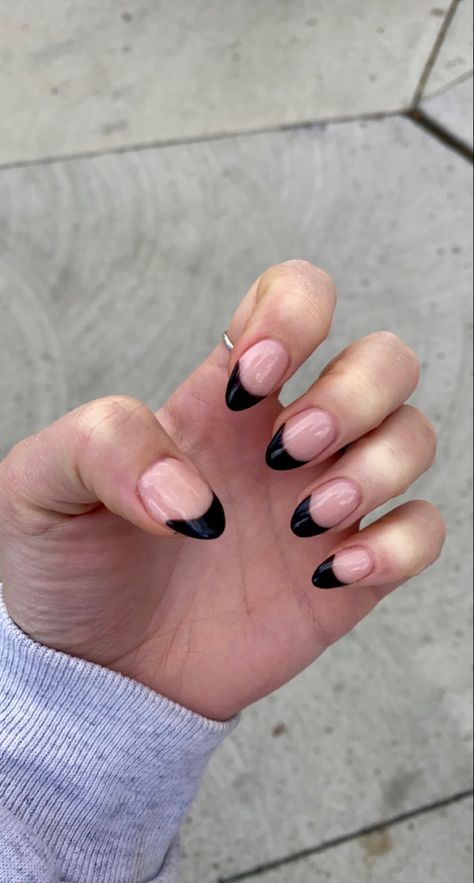 Black Curved French Tip Nails, Black Round Tip Nails, Nails For A Black And Silver Dress, Anc French Nails, Black Frech Tip, Black French Tip Nail, Black French Tip Nails Round, Coffin French Tip Black, Black French Tip Nail Ideas