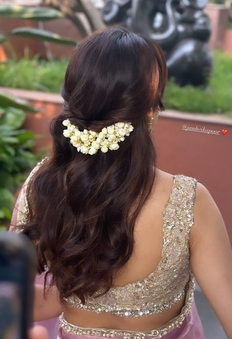 Hairdo For Engagement Indian, Wedding Hairstyles With Saree, Onam Dress Hairstyle, Short Hairstyle For Traditional Look, Short Hair Gajra Hairstyle, Short Hairstyle Saree Look, Wedding Hairstyles Indian Short Hair, Short Hair Hairstyles Traditional, Hair Styles On Traditional Wear