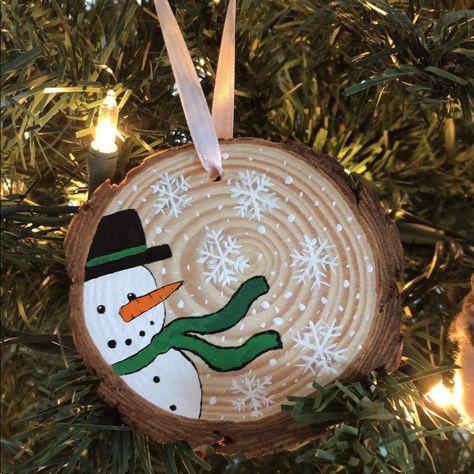 Beautiful Customized Snowman Christmas Ornaments - These Are Adorable That My Daughter Has Created. Special Order Or Purchase Here. Finger Print Ornaments On Wood, Wood Ornament Painting Ideas Simple, Easy Ornament Painting, Christmas Decor Ideas With Wood, Personalized Name Ornaments, Kids Christmas Tree Ornaments, Easy Ornament Painting Ideas, Christmas Party Ornament Making, Easy Painted Wood Ornaments