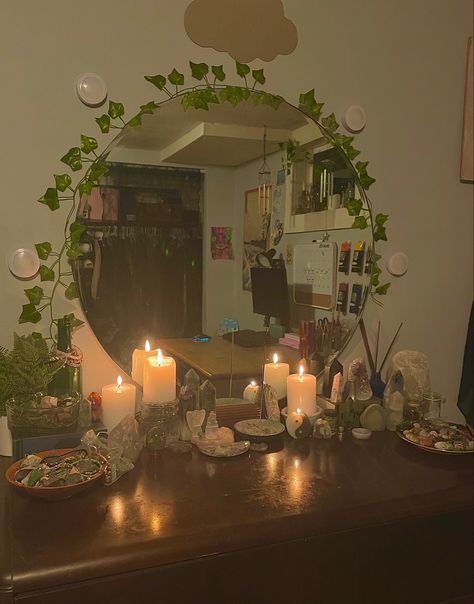 Crystal Set Up Aesthetic, Hippy Aesthetic Bedroom, Cottage Core Vanity Aesthetic, Crystals Set Up Bedroom, Earthy Vanity Aesthetic, Bedroom Ideas Witch Aesthetic, Crystal Room Ideas Bedrooms, Earthy Crystal Room Aesthetic, Garden Witch Bedroom