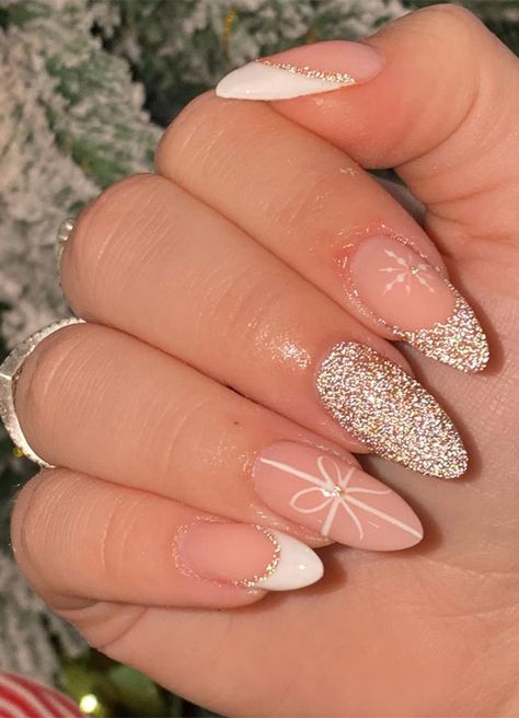 30+ Christmas and Holiday Nail Designs for Every Taste : Light Pink Festive Nails Holiday Nail Designs, Cute Christmas Nails, Christmas Gel Nails, Christmas Nails Acrylic, Round Nails, Festival Nails, New Year's Nails, Xmas Nails, Christmas Nail Designs