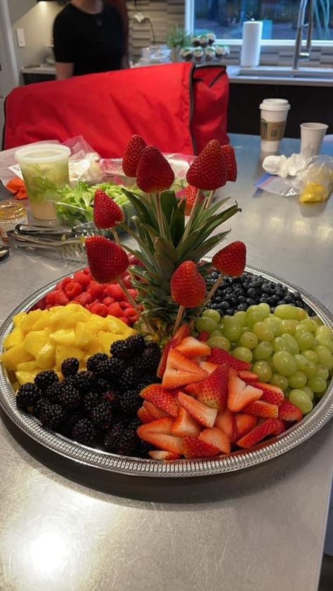 Wedding Fruit Platters, Fruit Platter Birthday Party, Fruits Board Ideas, Berry Tray Ideas, Diy Fruit Platter Parties, Fancy Fruit Platter Ideas Easy, Simple Fruit Tray Ideas, Fruit And Cheese Board Ideas, Fruit Platter Baby Shower Party Trays