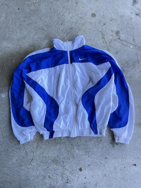 Windbreaker Nike, Nike Vintage Jacket, Nike Azul, Vintage Nike Jacket, Old Nikes, Vintage Nike Windbreaker, Vintage Nike Sweatshirt, Nike Windbreaker, Vintage Windbreaker